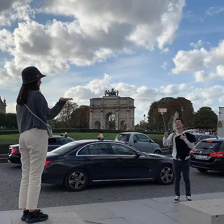 Near Louvre, * Parigi