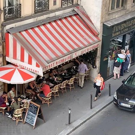 Near Louvre, Parigi