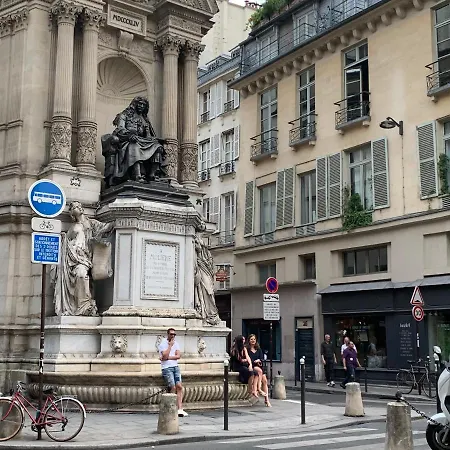 Near Louvre, * Parigi
