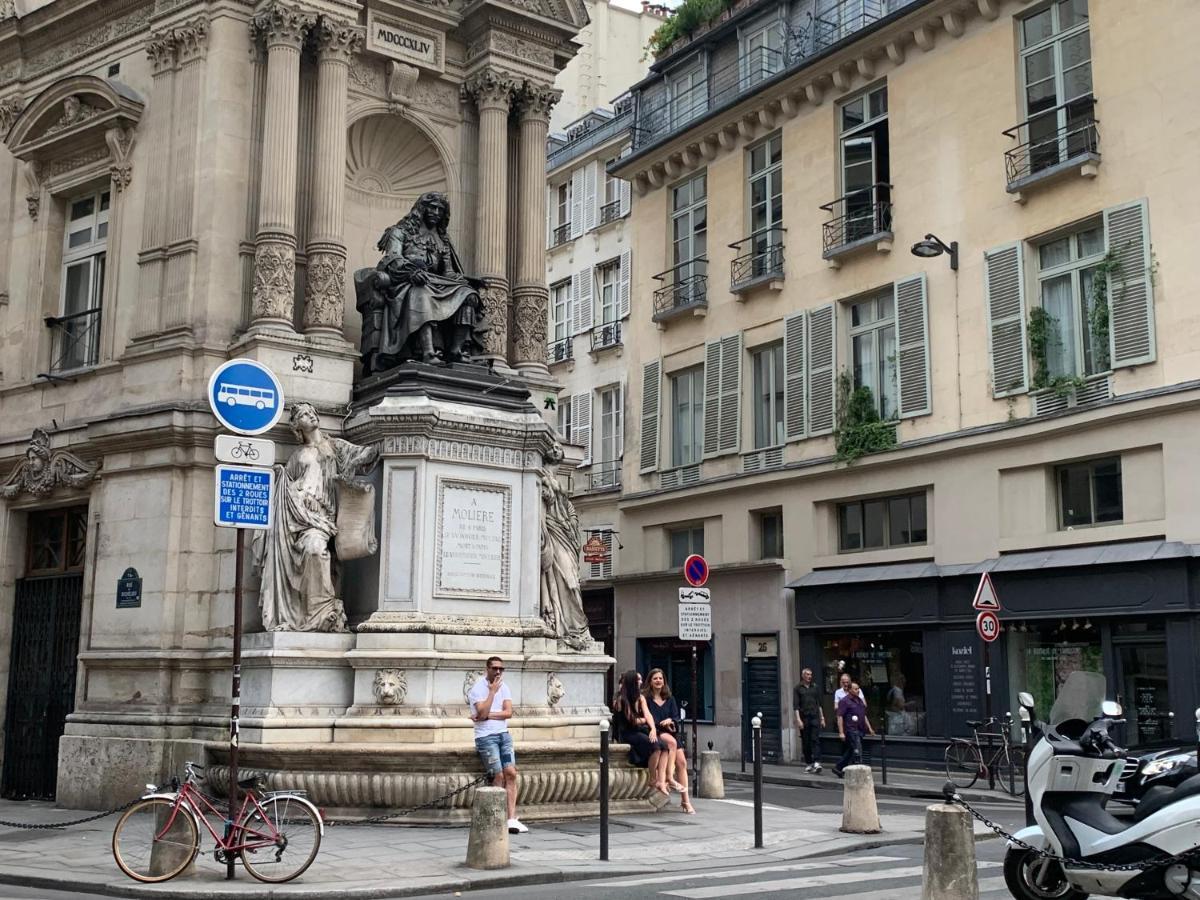 Near Louvre, * Parigi